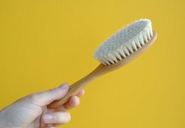 Petite brosse à cheveux pour bébé