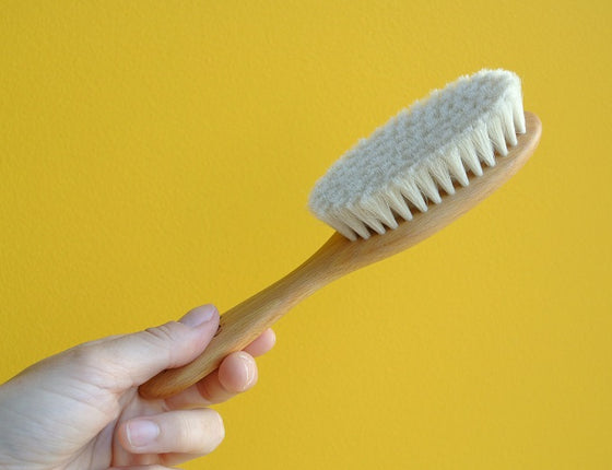 Petite brosse à cheveux pour bébé